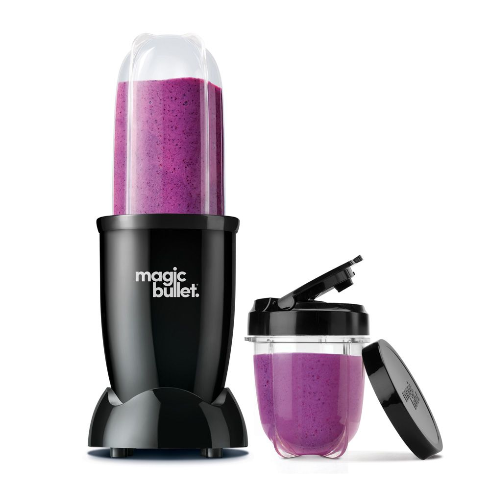 Mixeur Magic Bullet noir avec liquide violet et un gobelet transparent à côté.