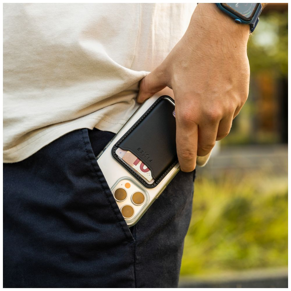 Person in der Hosentasche mit Handy. Handy hat Hülle mit Kartenfächern, Geld sichtbar.