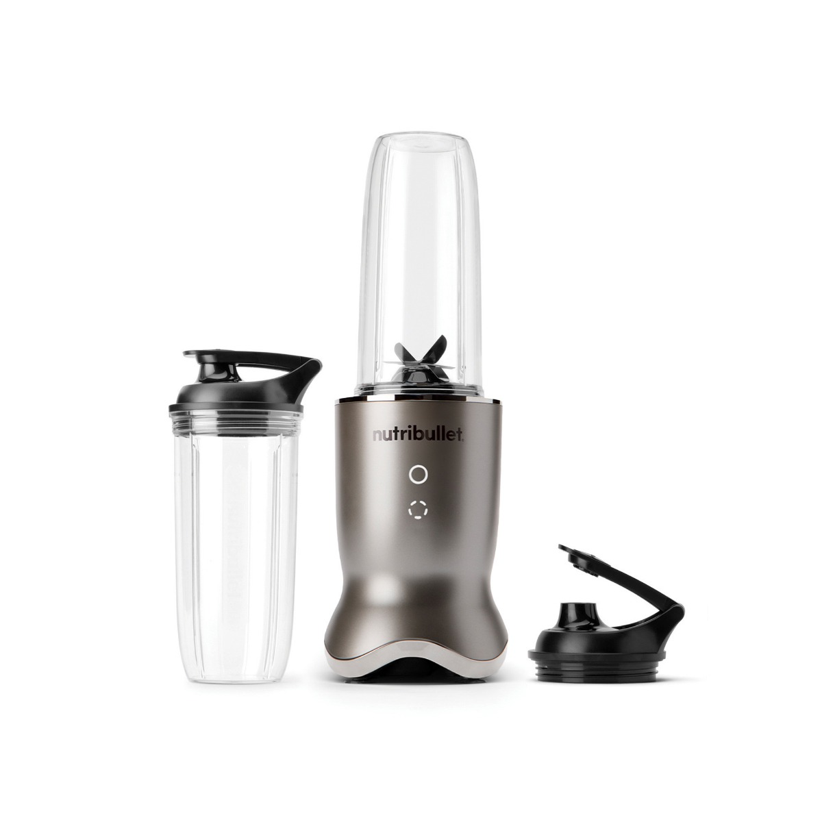 Zilveren Nutribullet met twee bekers en een deksel op een witte achtergrond. Een blender met een mes.