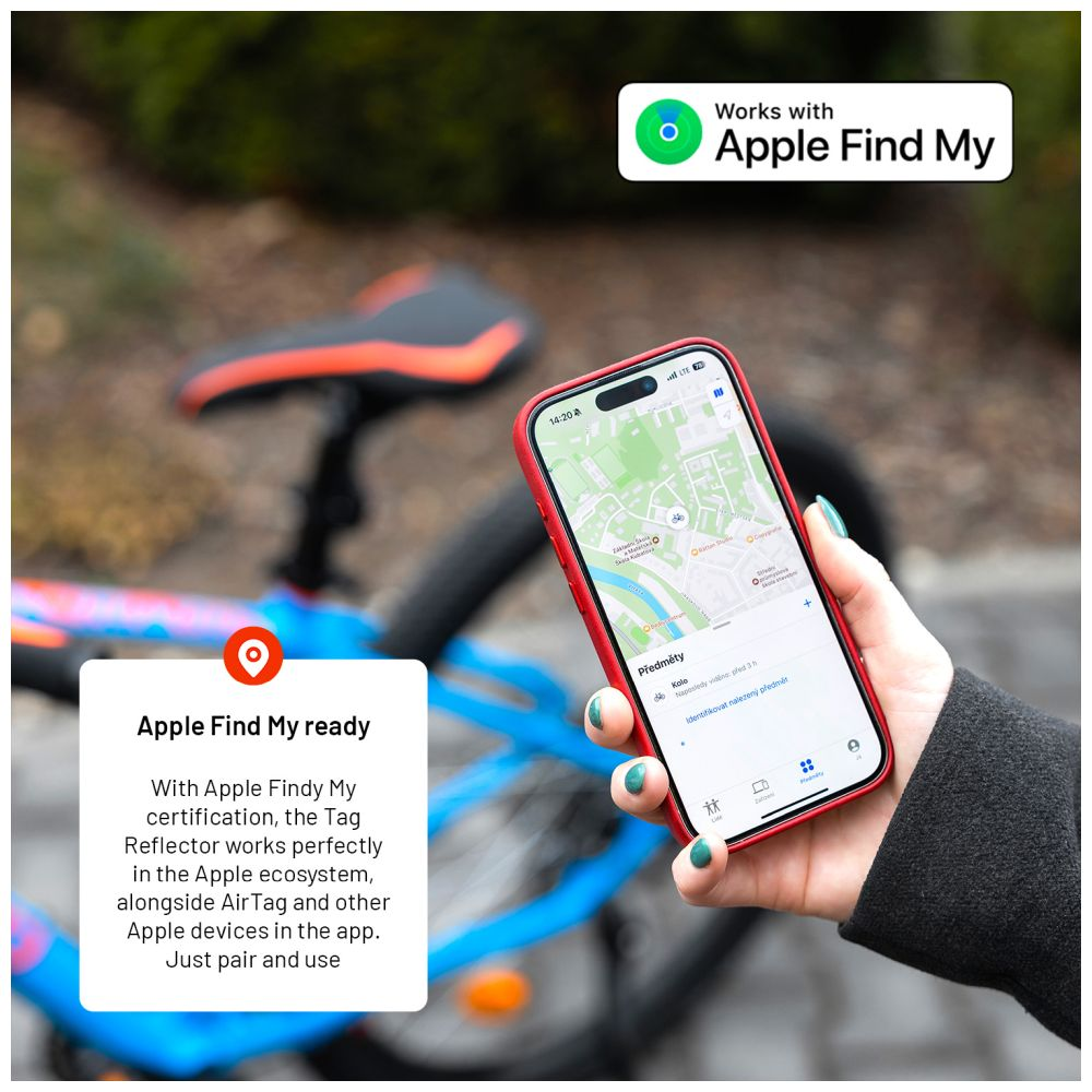 Eine Frau hält ein rotes Telefon mit einer Karte, ein Fahrrad unscharf dahinter. Apple Find My ready.