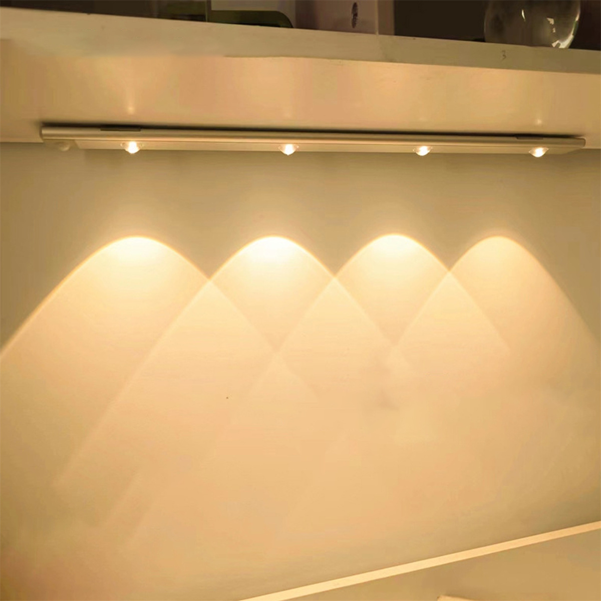 LED-Leuchte. Eine Leuchte mit mehreren LEDs ist an einer Wand montiert und leuchtet nach unten.