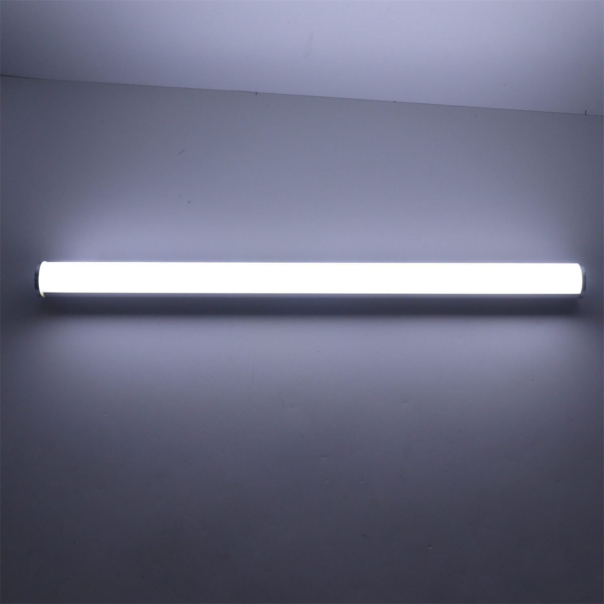 Ein heller LED-Lichtstreifen an einer grauen Wand montiert.