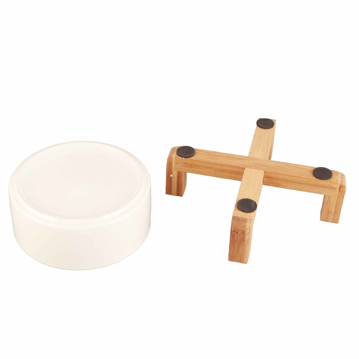 Weiße Schüssel und ein Holzständer. Ständer aus gekreuztem Holz.