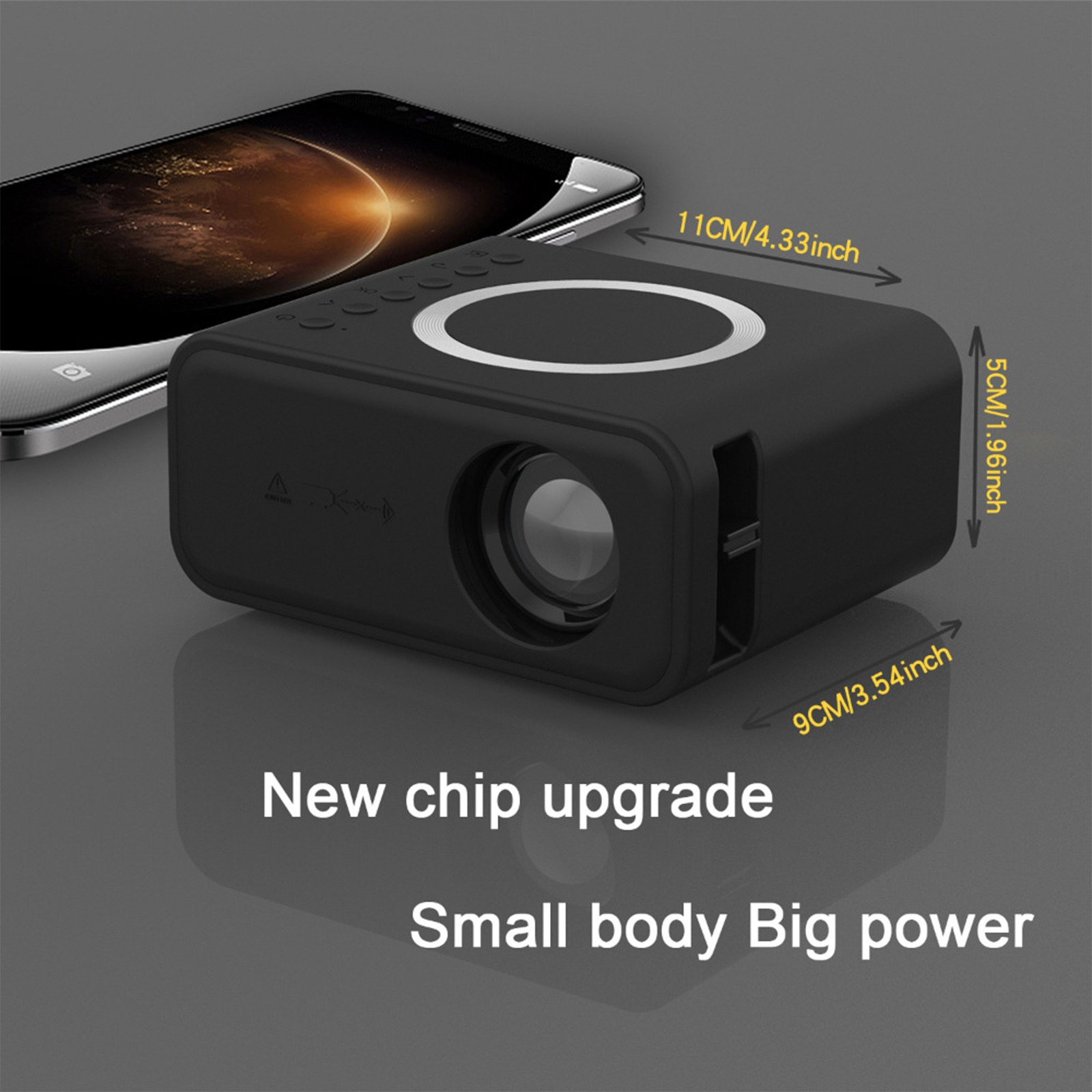 Ein schwarzer Mini-Projektor mit Smartphone oben links. Abmessungen sind angegeben. Text lautet 'Neuer Chip-Upgrade' und 'Kleiner Körper, große Leistung'.
