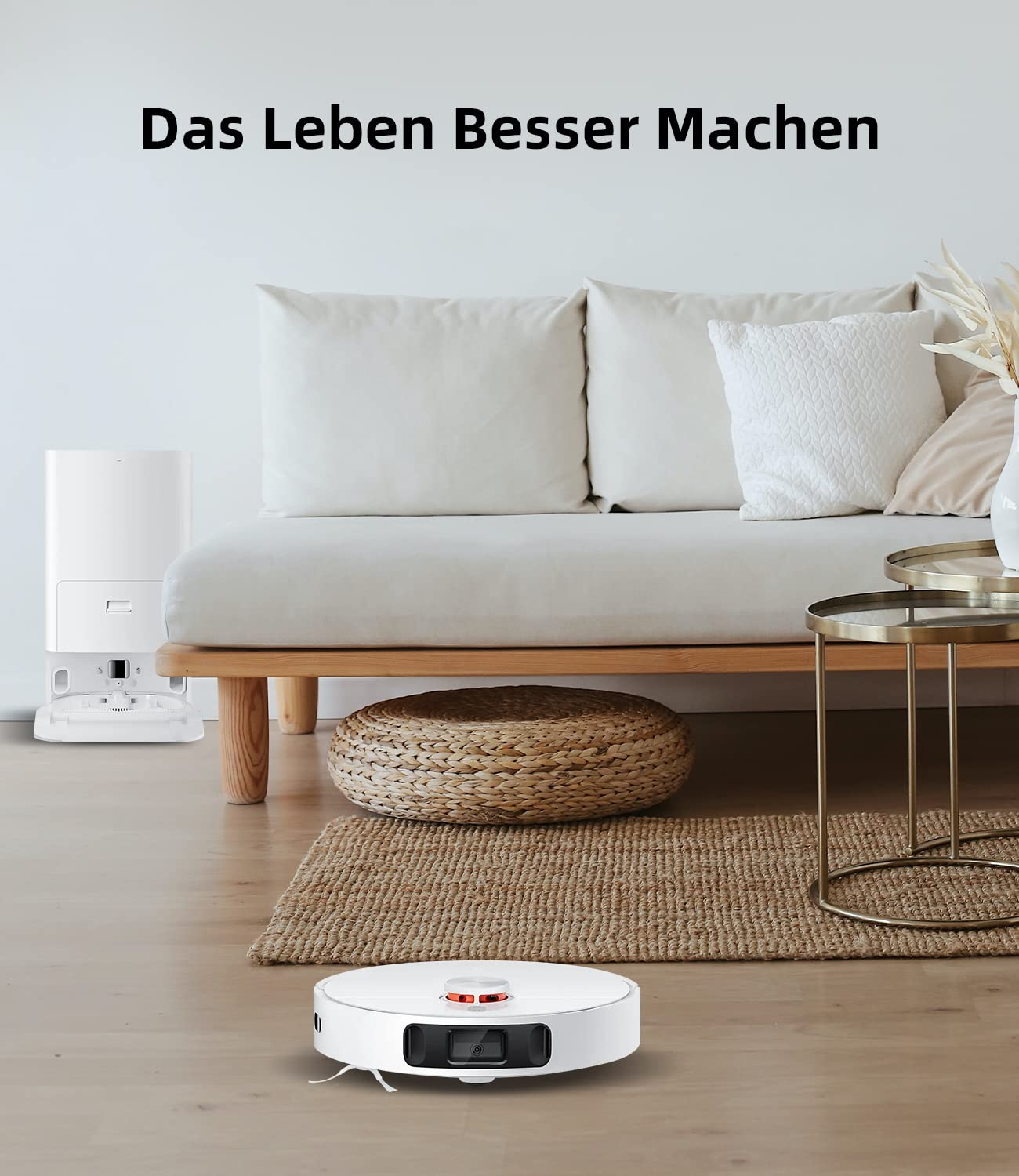 Roboter-Staubsauger auf Holzboden. Sofa und Teppich im Hintergrund.