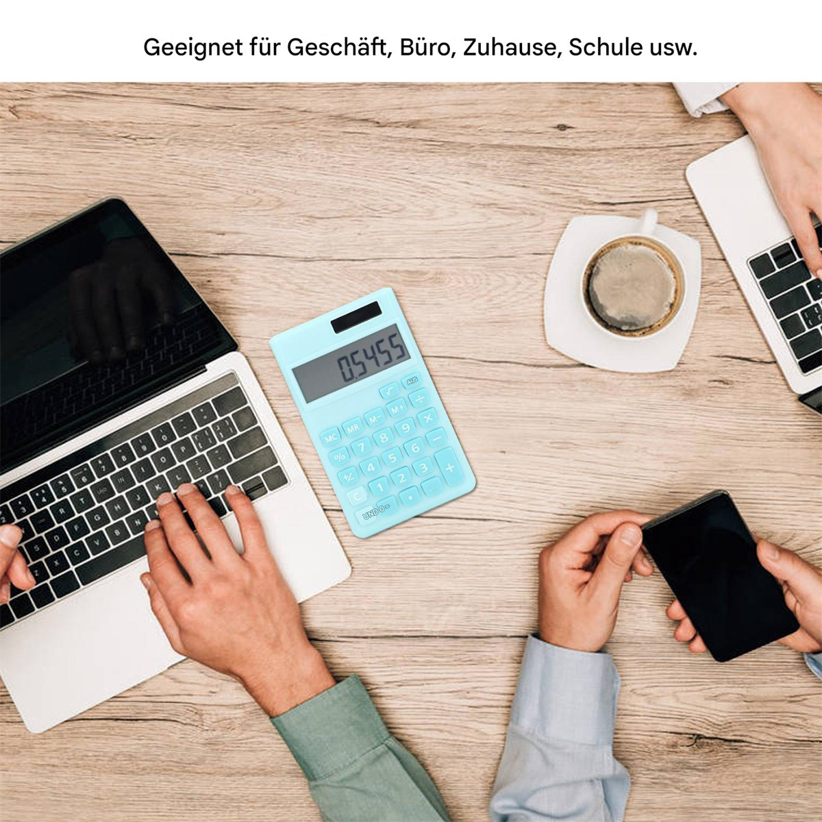Ein hellblauer Taschenrechner liegt auf einem Holztisch mit Laptop, Telefon und Kaffeetasse.