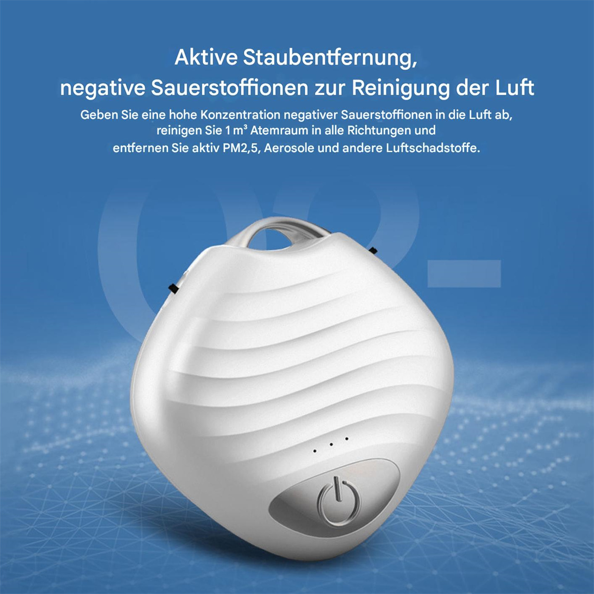 Ein weißer Luftreiniger mit Ein-/Aus-Taste und Text oben, auf blauem Hintergrund.