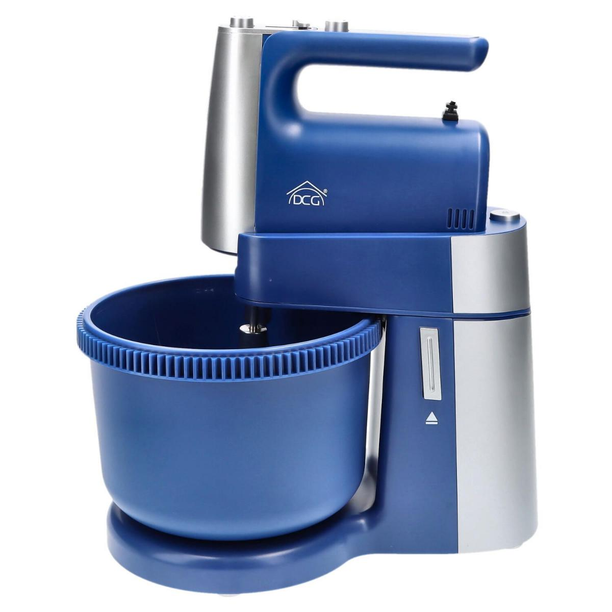 Blauer und silberner Handmixer mit blauer Schüssel, steht auf weißem Untergrund.