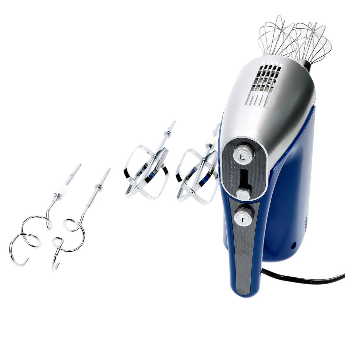 Ein Handmixer mit Aufsätzen, einschließlich Rührbesen und Knethaken, auf weißem Hintergrund.