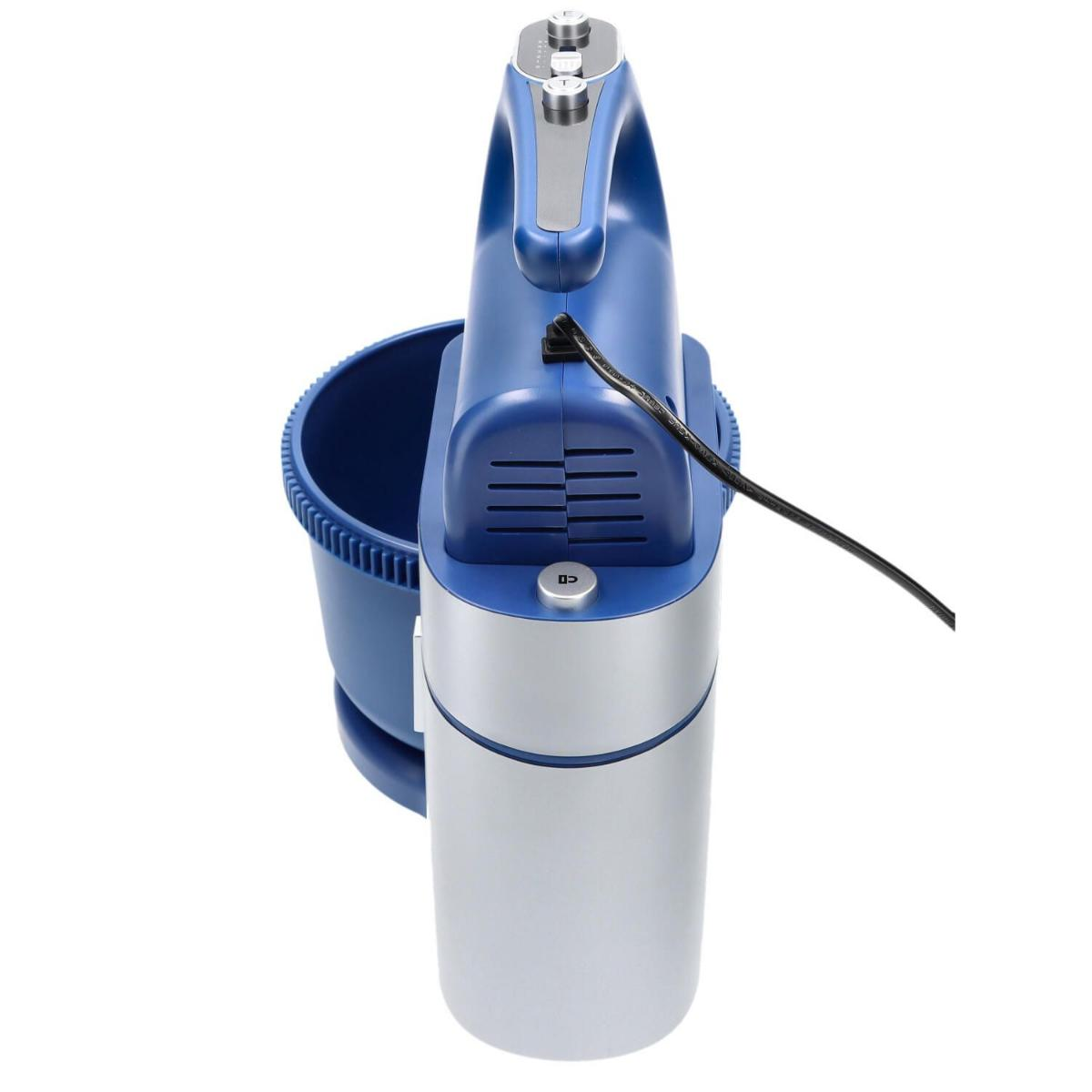 Ein blauer und silberner elektrischer Mixer mit einer blauen Schüssel, aus der Vogelperspektive auf weißem Hintergrund gesehen.