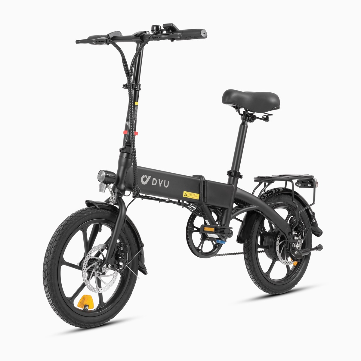 Una bicicletta elettrica nera. È una bicicletta nera con un cestino e sta da sola.