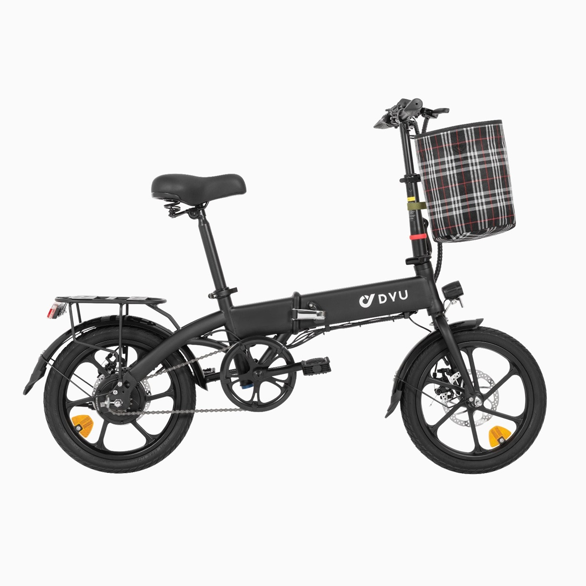 Bicicletta elettrica nera con cestino, vista su sfondo bianco. Ha luci e portapacchi.