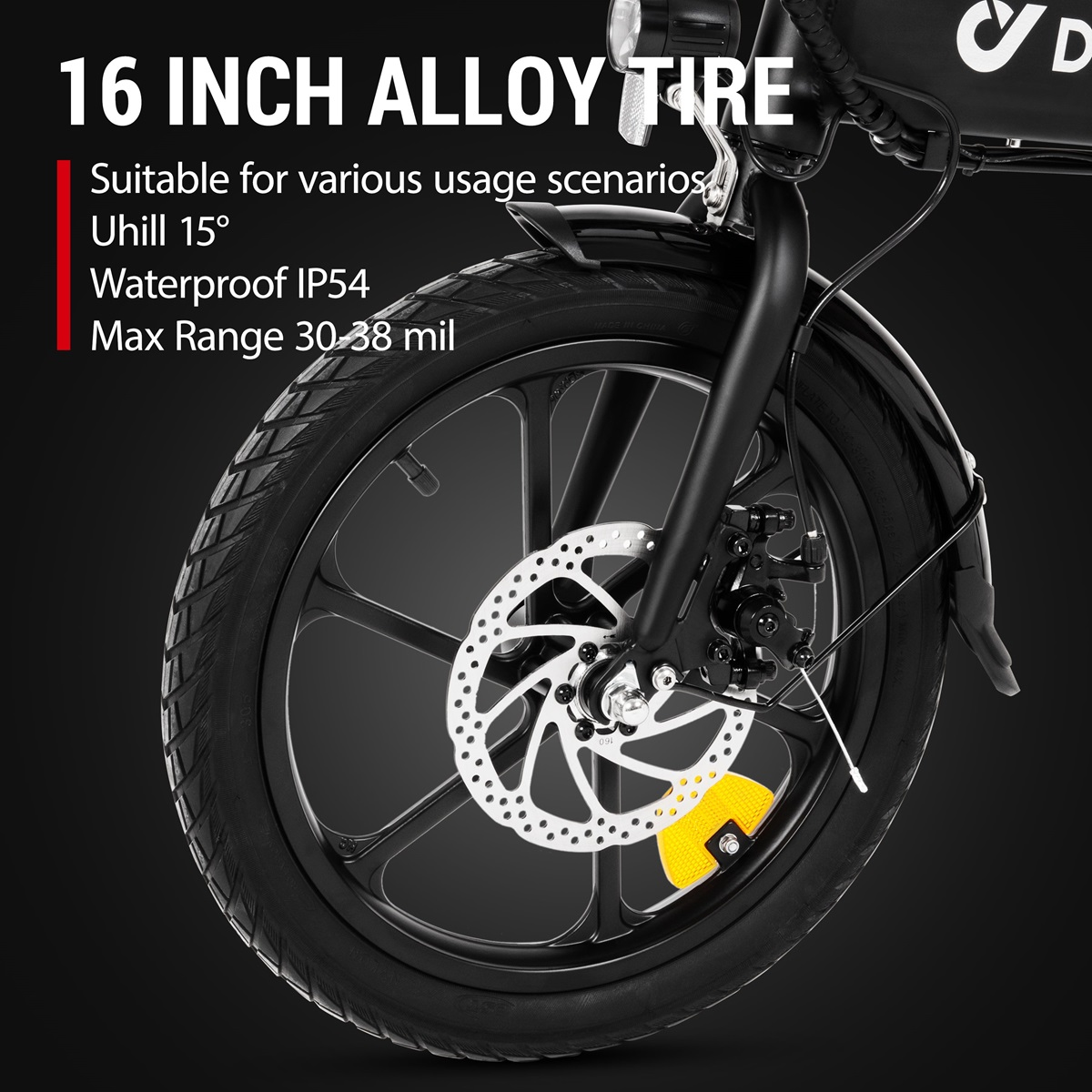 Pneumatico nero in lega per bici. Ha un freno a disco e un catarifrangente giallo.