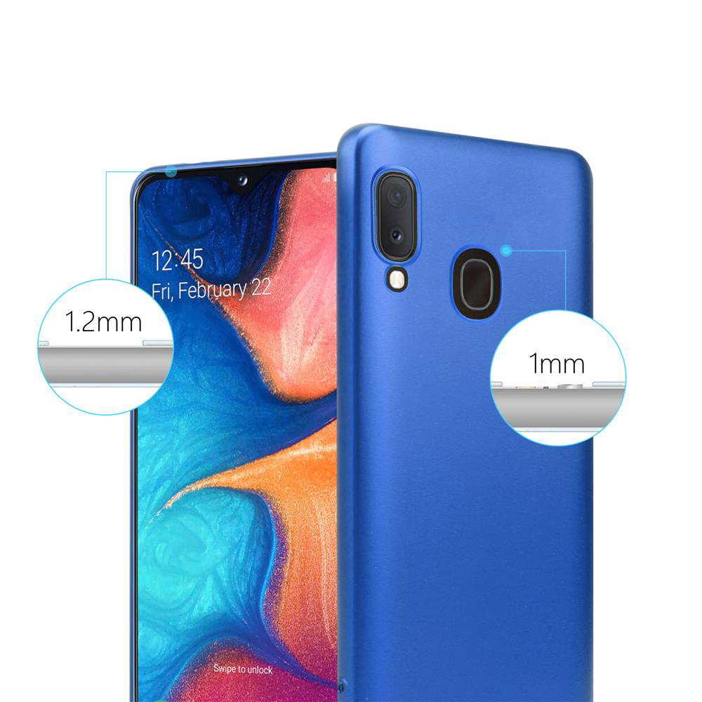 Un telefono blu con una custodia blu. Lo spessore della custodia è di 1,2 mm e 1 mm.