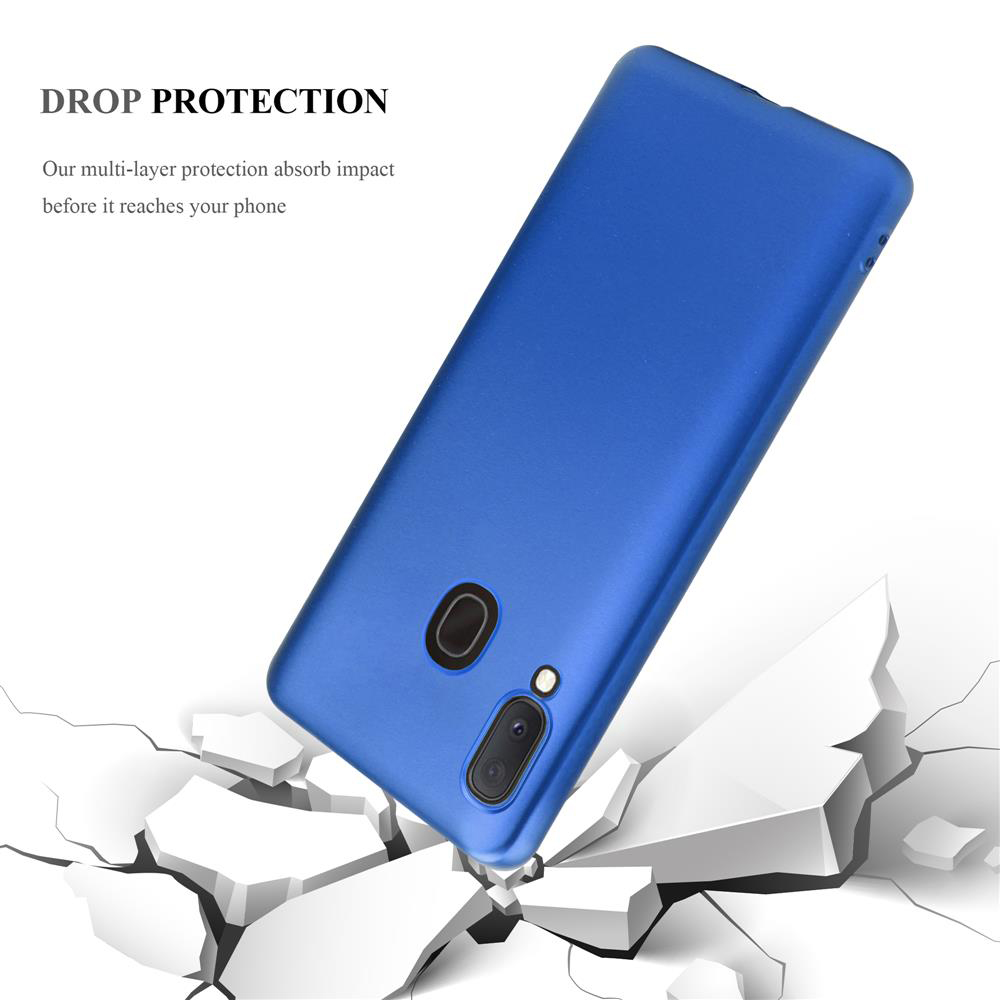 Una custodia per telefono blu angolata su uno sfondo bianco. Le crepe sul terreno suggeriscono un impatto. La custodia del telefono ha un'area fotocamera nera.