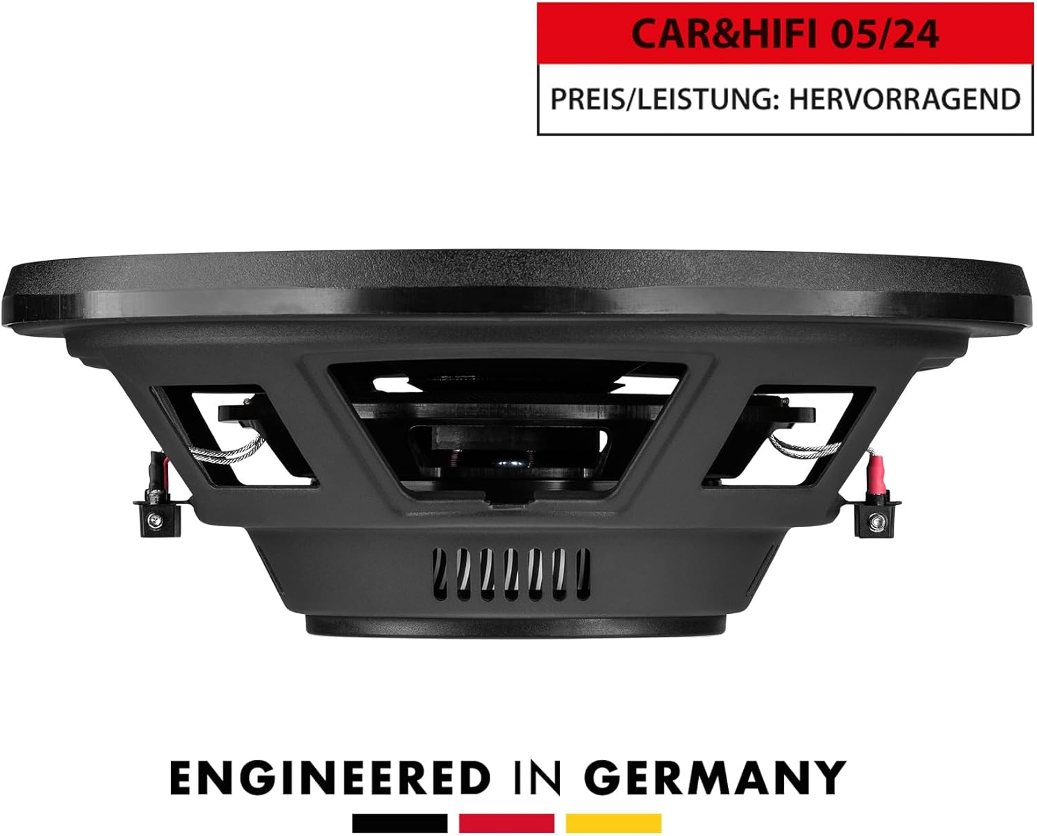Schwarzer Subwoofer-Lautsprecher mit Text: Engineered in Germany. Text: Car & Hifi 05/24.