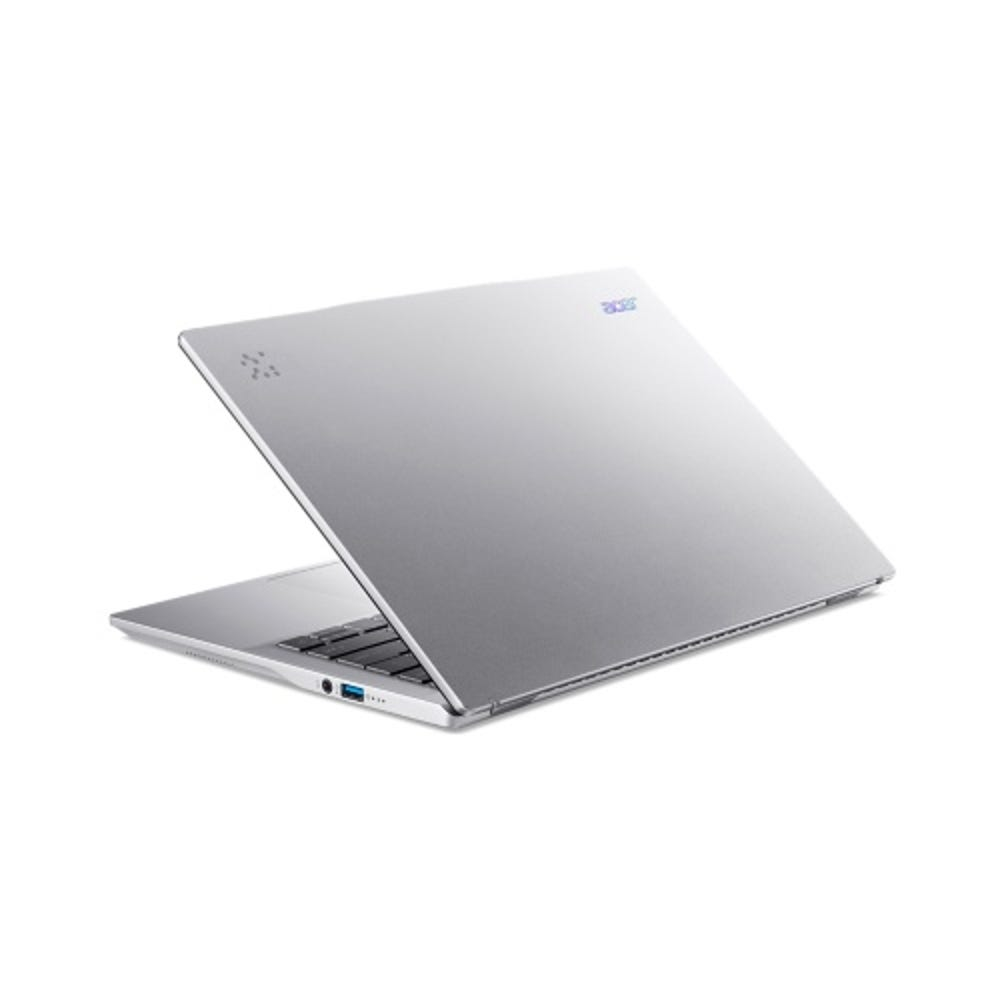 Laptop argentato, leggermente aperto. Logo Acer in alto. La parte posteriore è visibile.