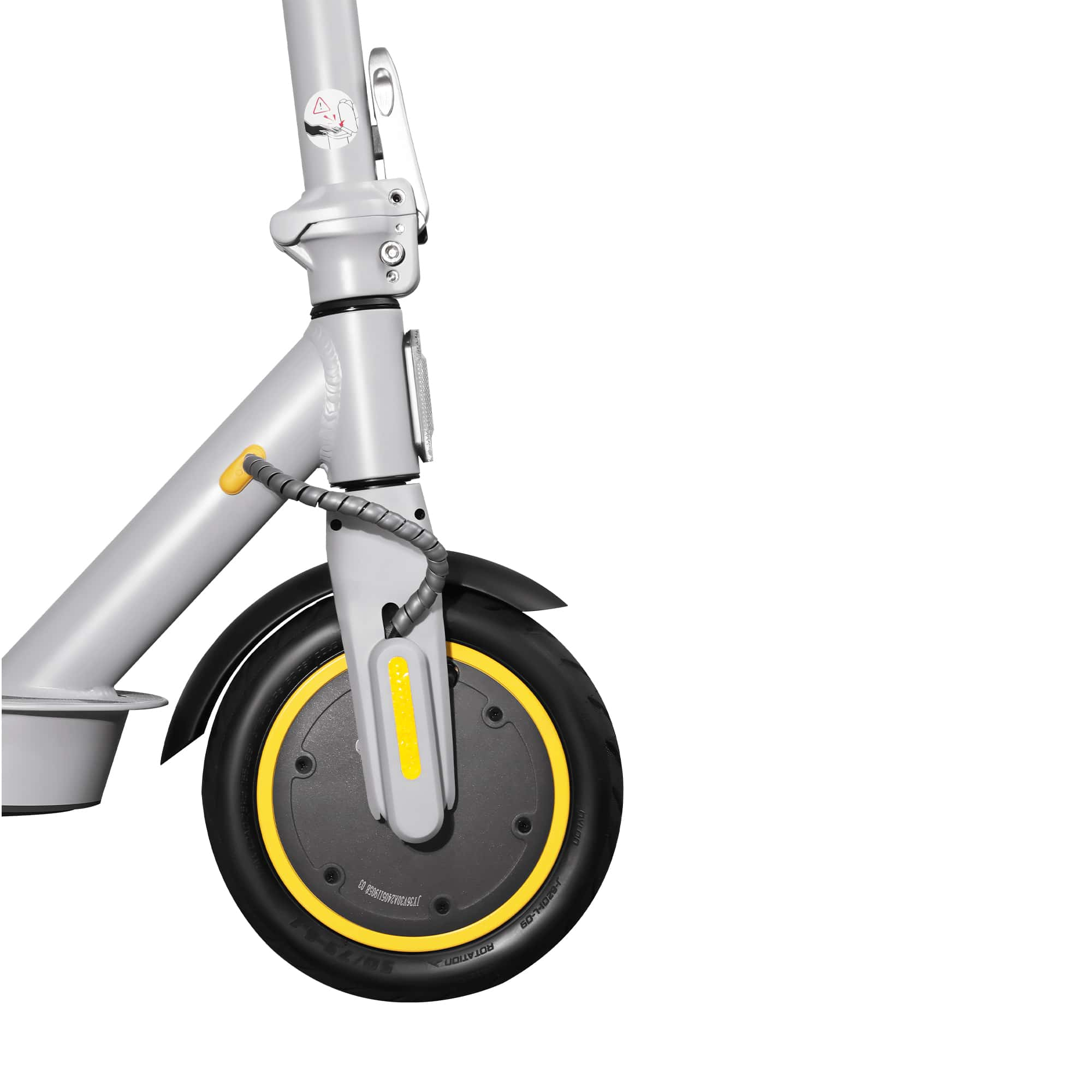 Scooter eléctrico, vista frontal, gris con rueda negra, detalles amarillos y guardabarros negro.