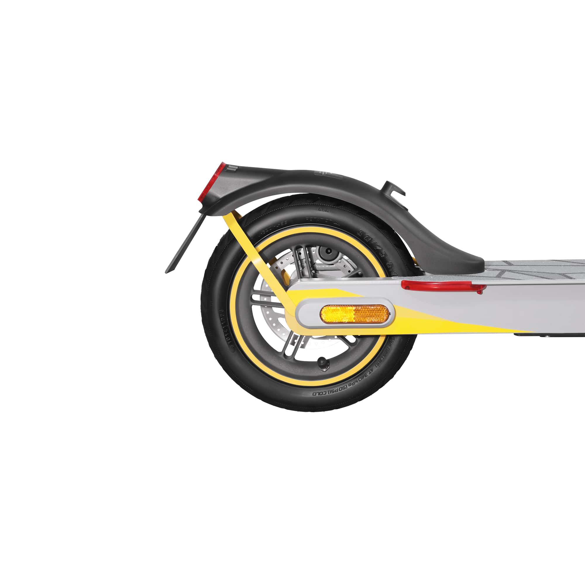 Una parte de un scooter, con la rueda trasera, el guardabarros y los detalles amarillos visibles.