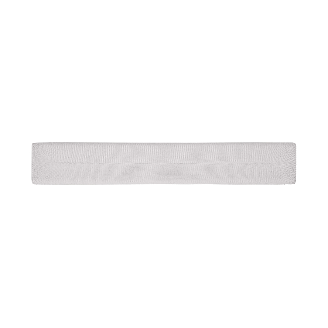 Objet long, rectangulaire, blanc, texturé. Semble être une barre de son.