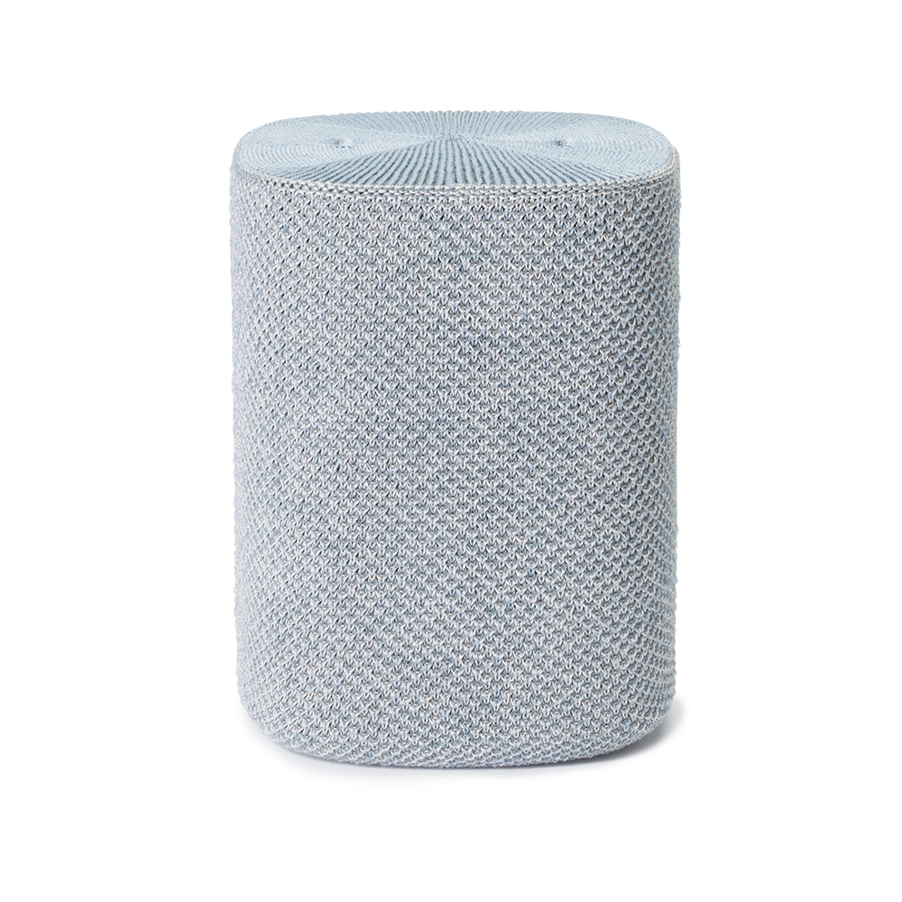 Haut-parleur cylindrique bleu clair. Tissu tricoté avec dessus et dessous arrondis. Fond blanc, style épuré.