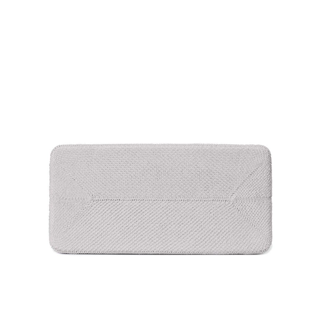 Une petite boîte de rangement rectangulaire en tissu gris clair.