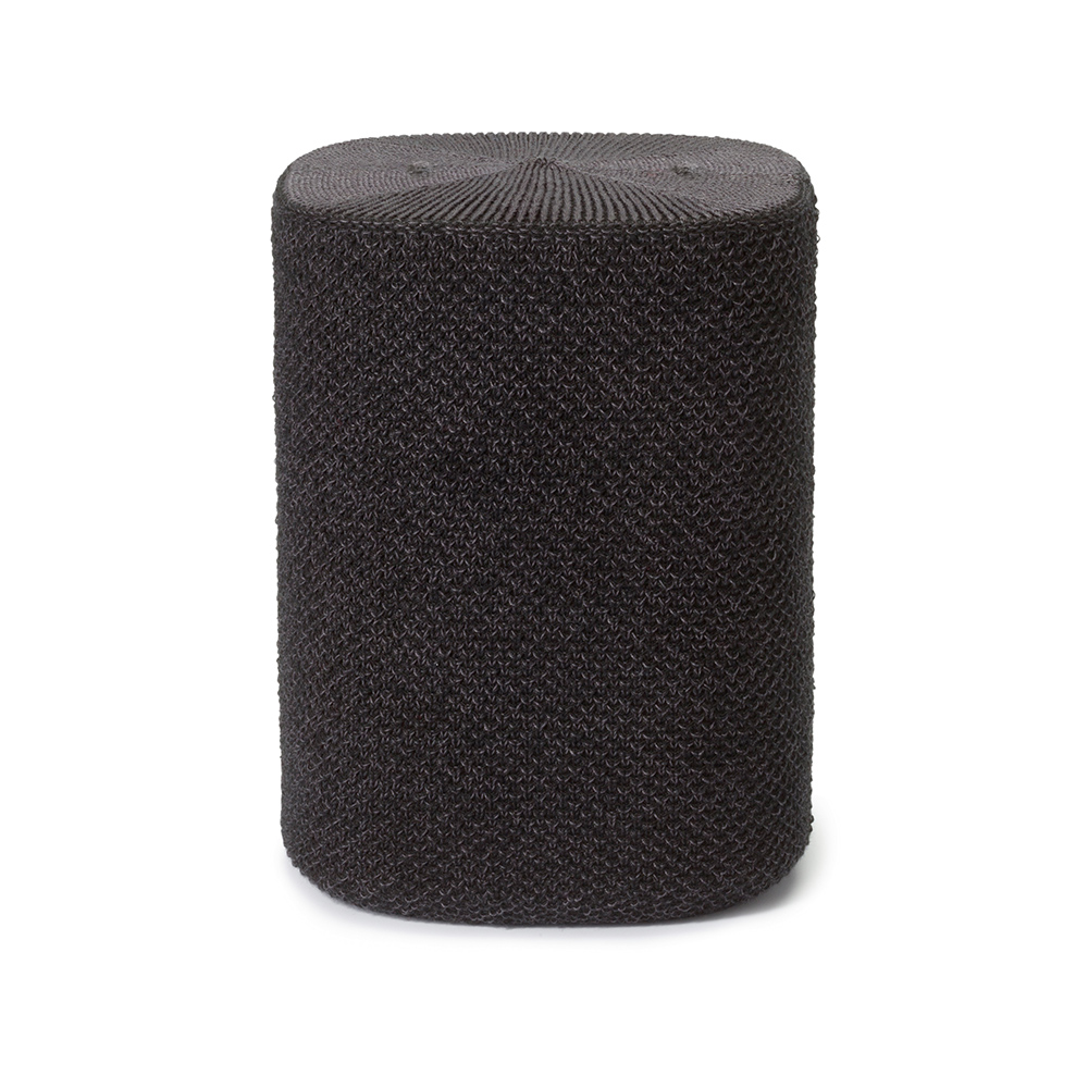 Un tabouret cylindrique tissé gris foncé sur fond blanc. Il a un dessus et un dessous plats.