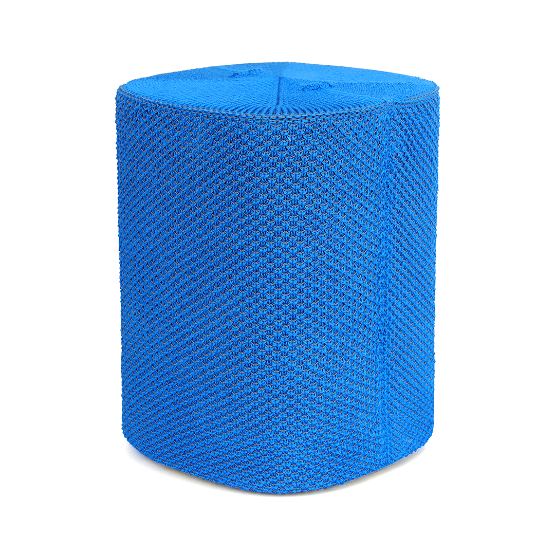 Un cylindre bleu tissé avec un motif répétitif. Le dessus a un motif en forme d'étoile.