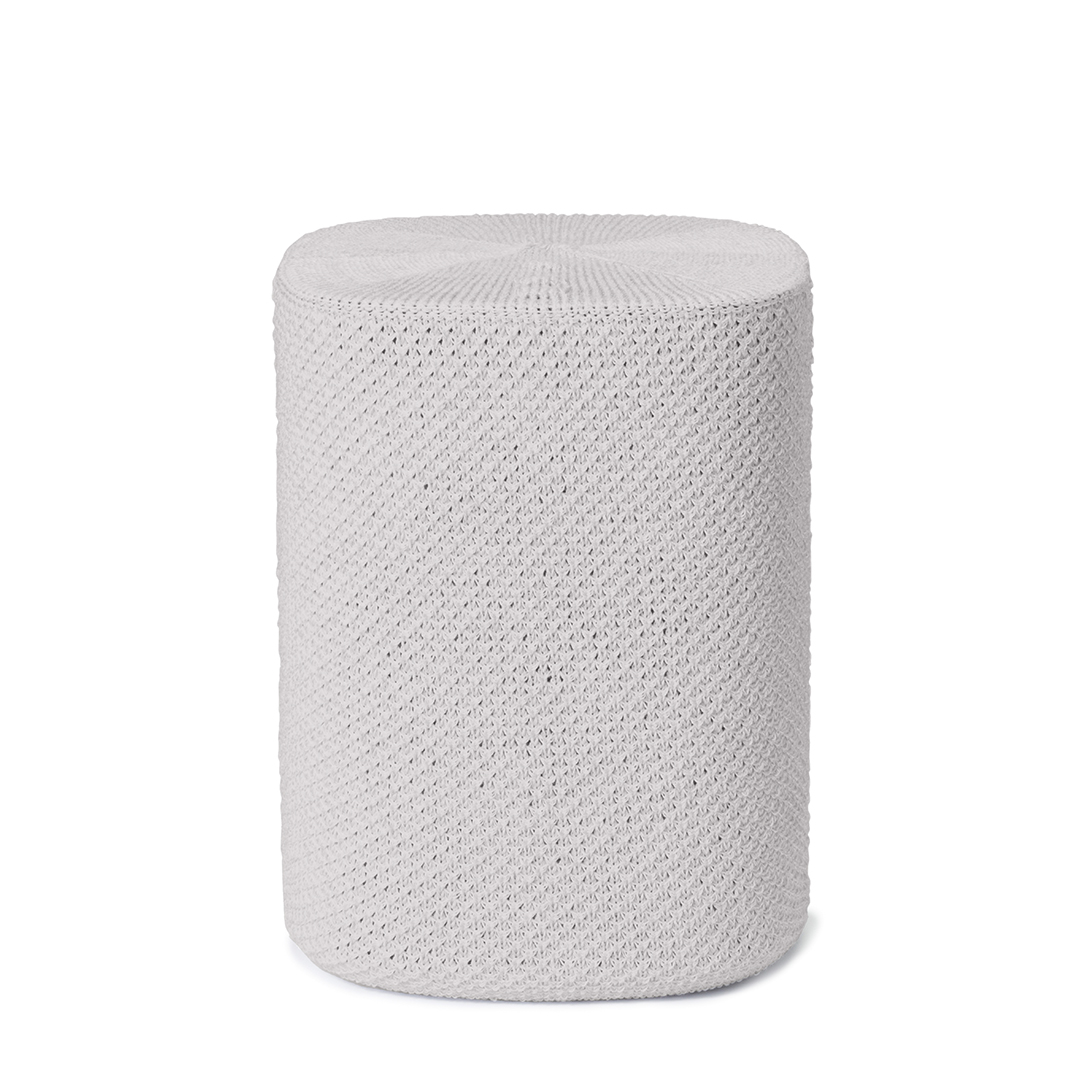 Tabouret cylindrique blanc avec texture tissée, isolé sur fond blanc.