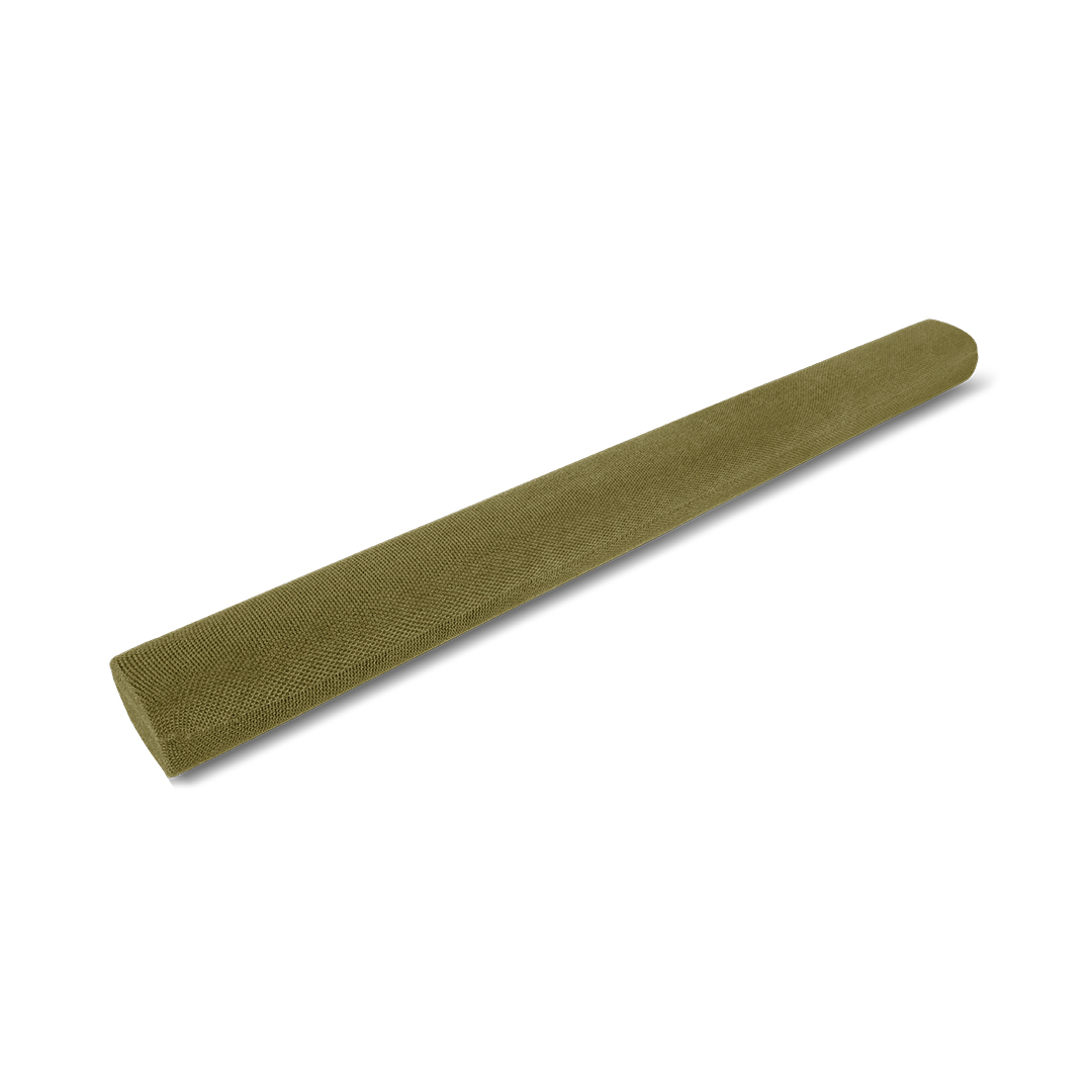 Een lange, olijfgroene, cilindrische soundbar, liggend op een wit oppervlak.