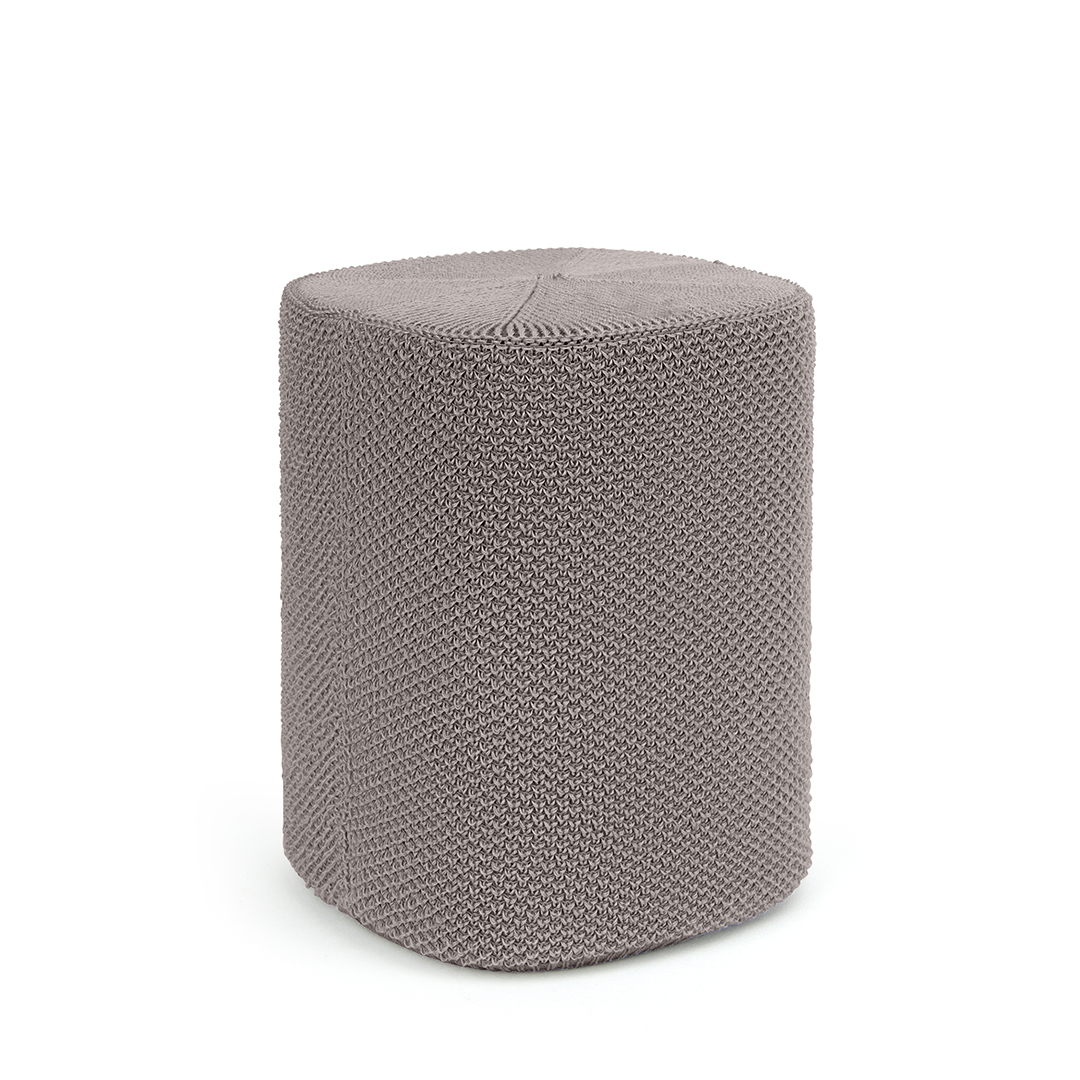 Tabouret rond et gris tricoté sur fond blanc.