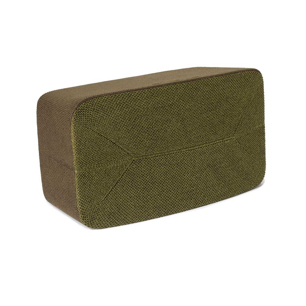 Boîte en carton ondulé marron et vert. La boîte est rectangulaire.