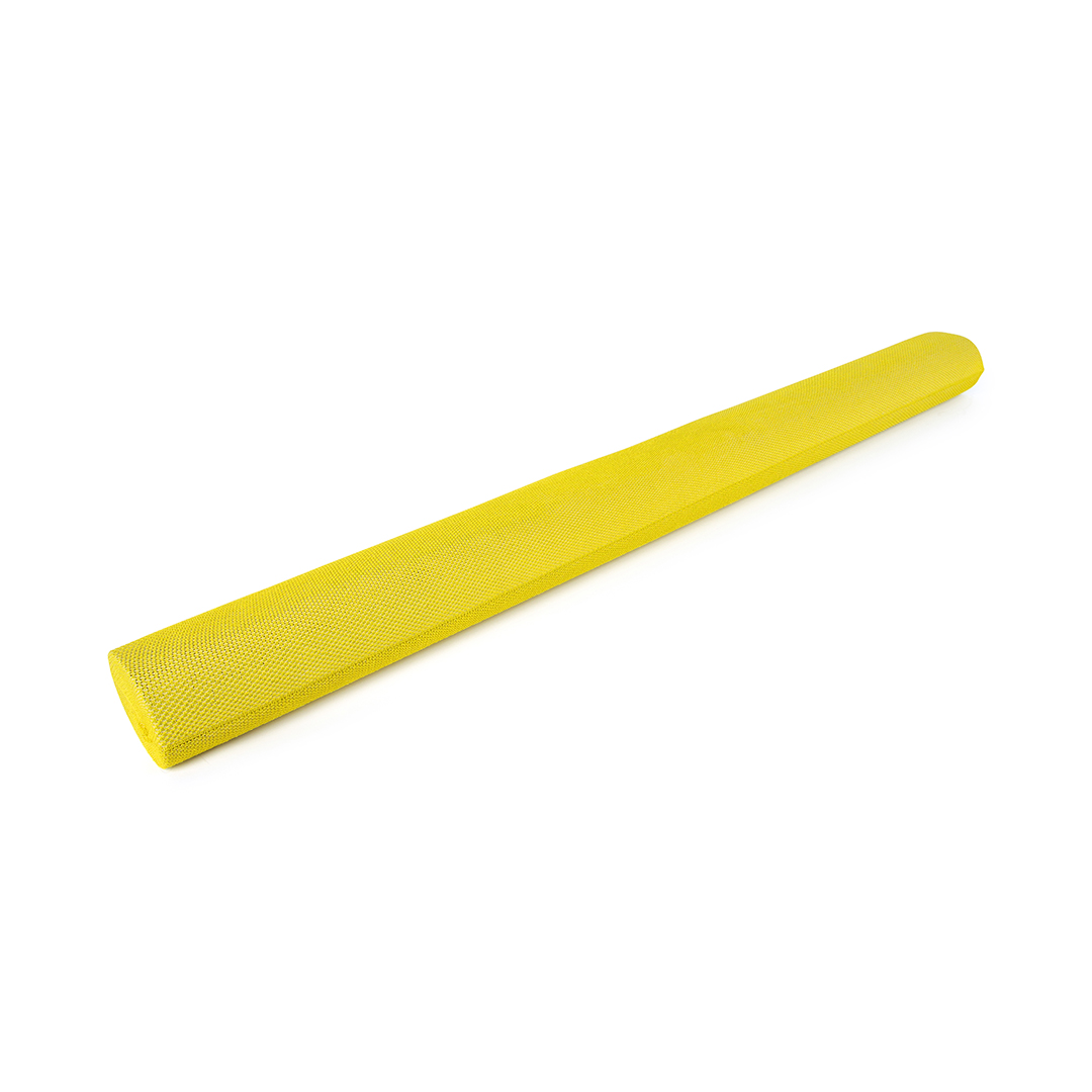 Gele foamroller op witte achtergrond. De roller is cilindrisch en heeft een gestructureerd oppervlak.