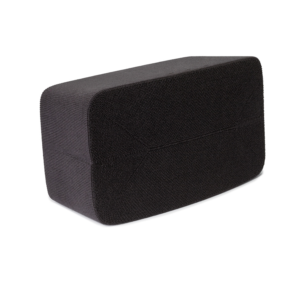 Coussin rectangulaire en mousse noire. Il a une surface texturée et est sur fond blanc.
