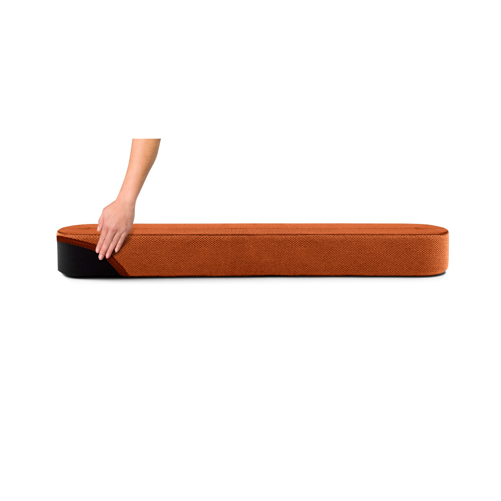 Un banc orange avec une main qui le touche. Le banc est sur fond blanc.