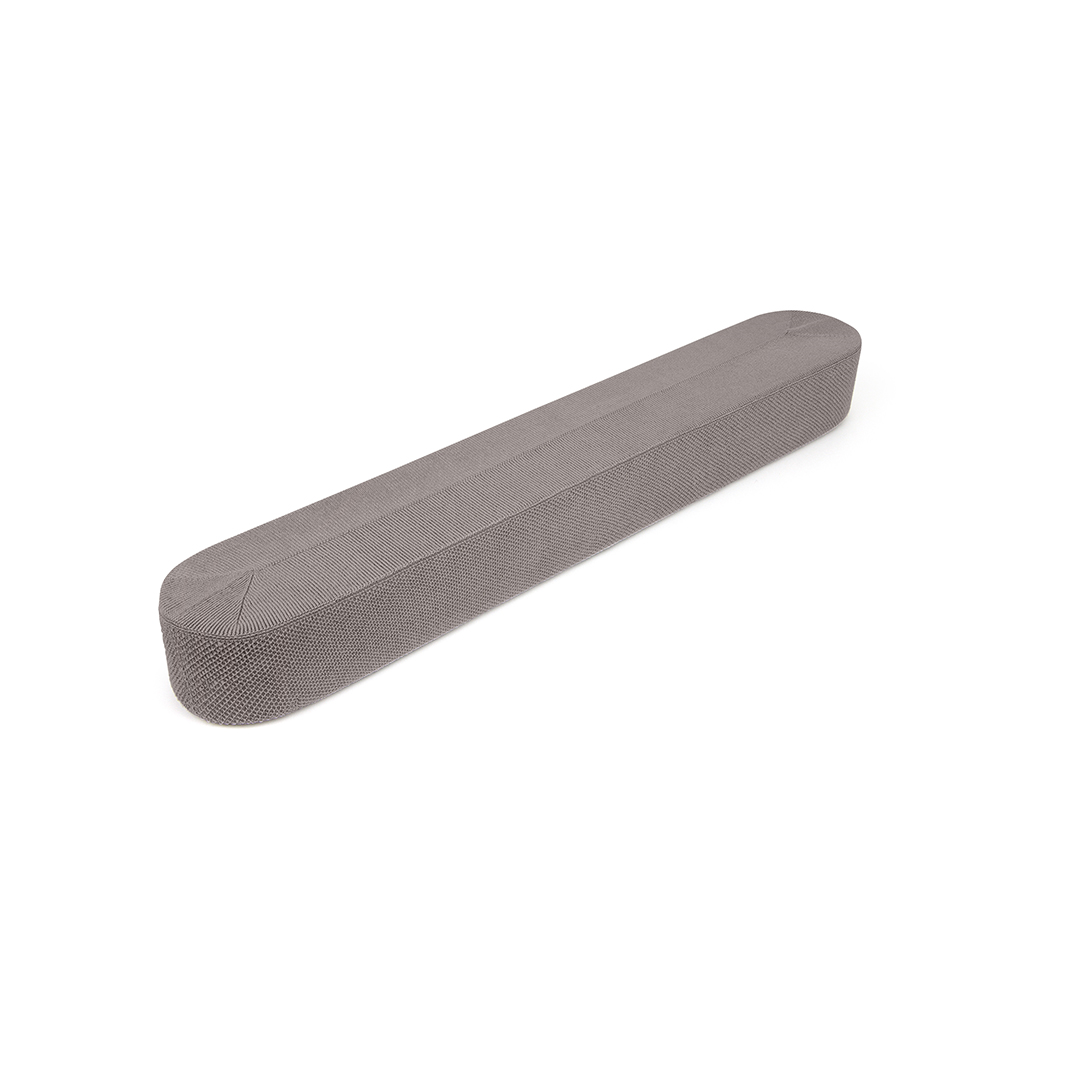 Barre de son grise, forme rectangulaire, sur fond blanc, prise de vue en biais.