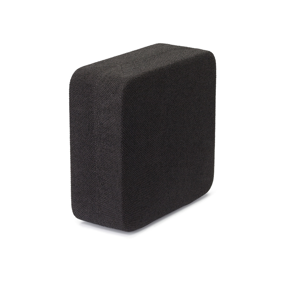 Un bloc rectangulaire en mousse noire, isolé sur fond blanc.