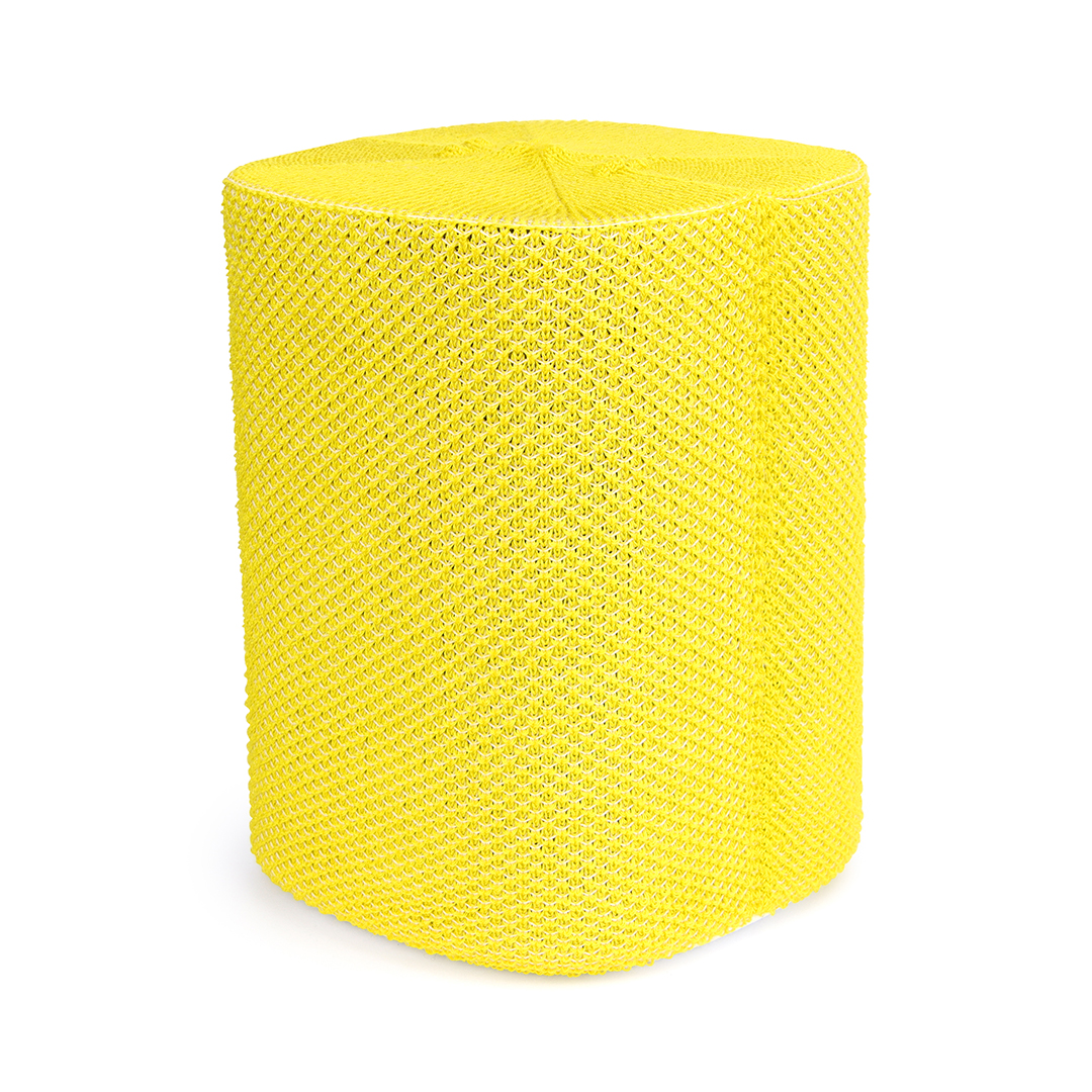 Un objet cylindrique jaune avec un motif en nid d'abeille. Il est sur un fond blanc.