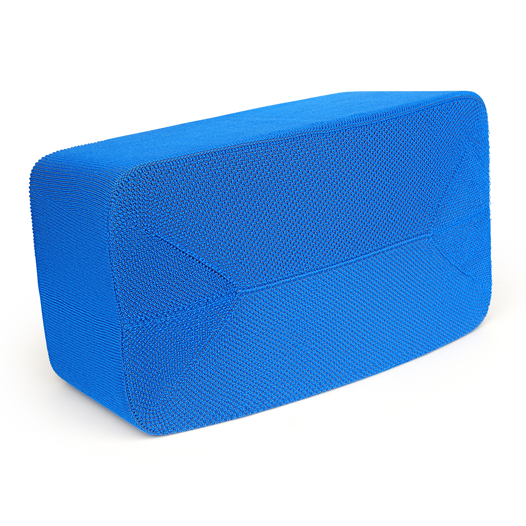 Un bloc rectangulaire bleu avec une surface texturée, probablement un bloc de yoga ou similaire.