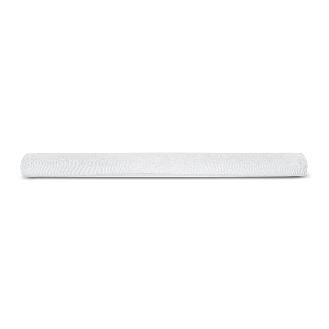 Lange, witte soundbar. De soundbar is rechthoekig en heeft een getextureerd oppervlak.