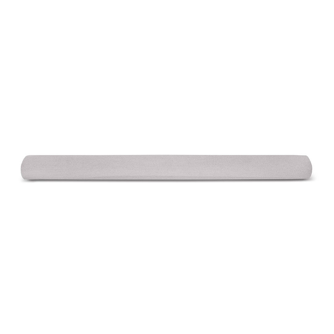 Een lang, lichtgrijs, cilindrisch object, mogelijk een soundbar, op een witte achtergrond.