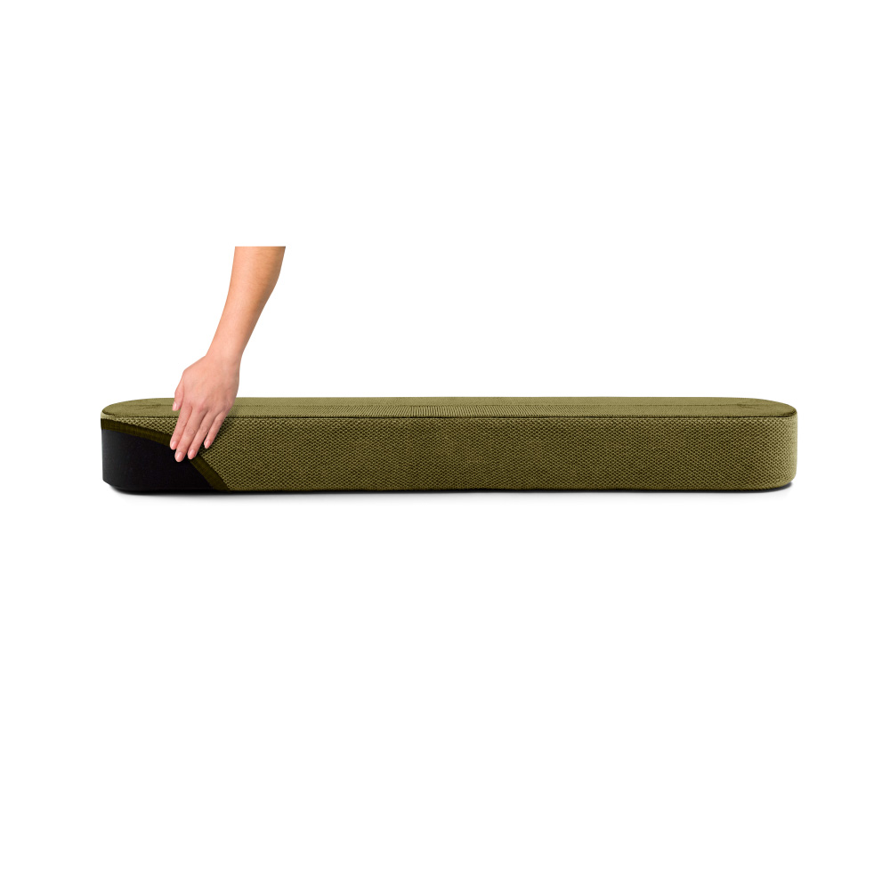 Une main touche un long banc vert. Le banc est sur fond blanc.