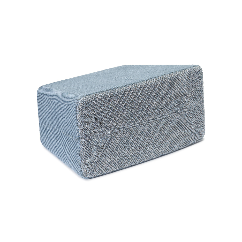 Ein blau-grauer rechteckiger Yoga-Block auf weißem Hintergrund.