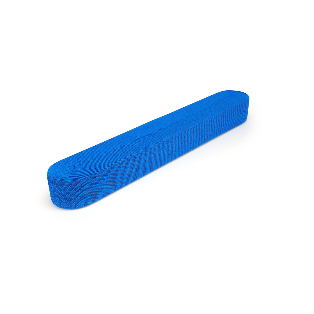 Rouleau en mousse bleu sur surface blanche. Le rouleau est rectangulaire avec des bords arrondis.