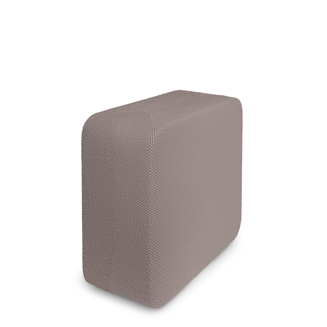 Un bloc rectangulaire, rembourré, beige sur fond blanc.