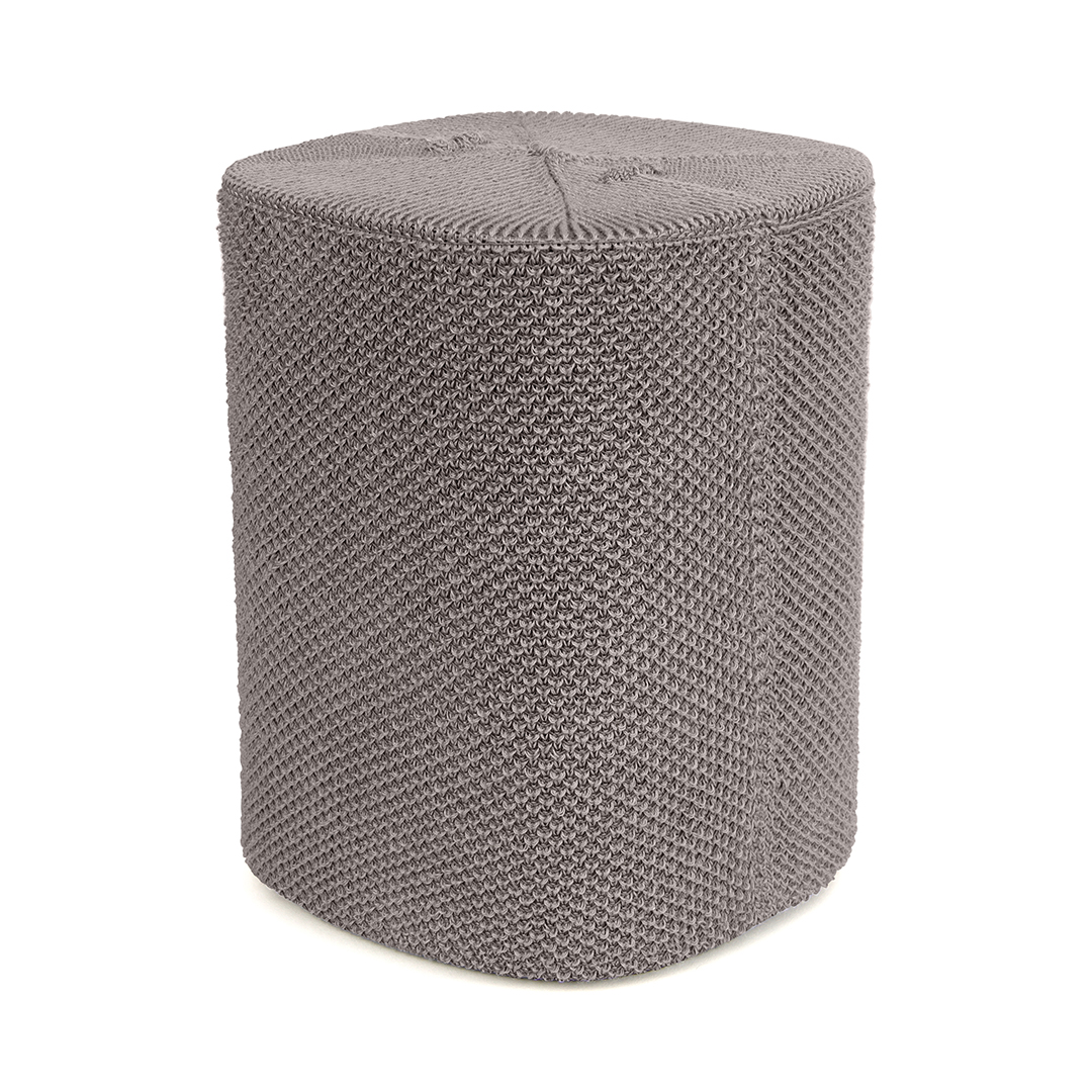 Pouf tricoté cylindrique gris avec un dessus plat et une surface texturée.