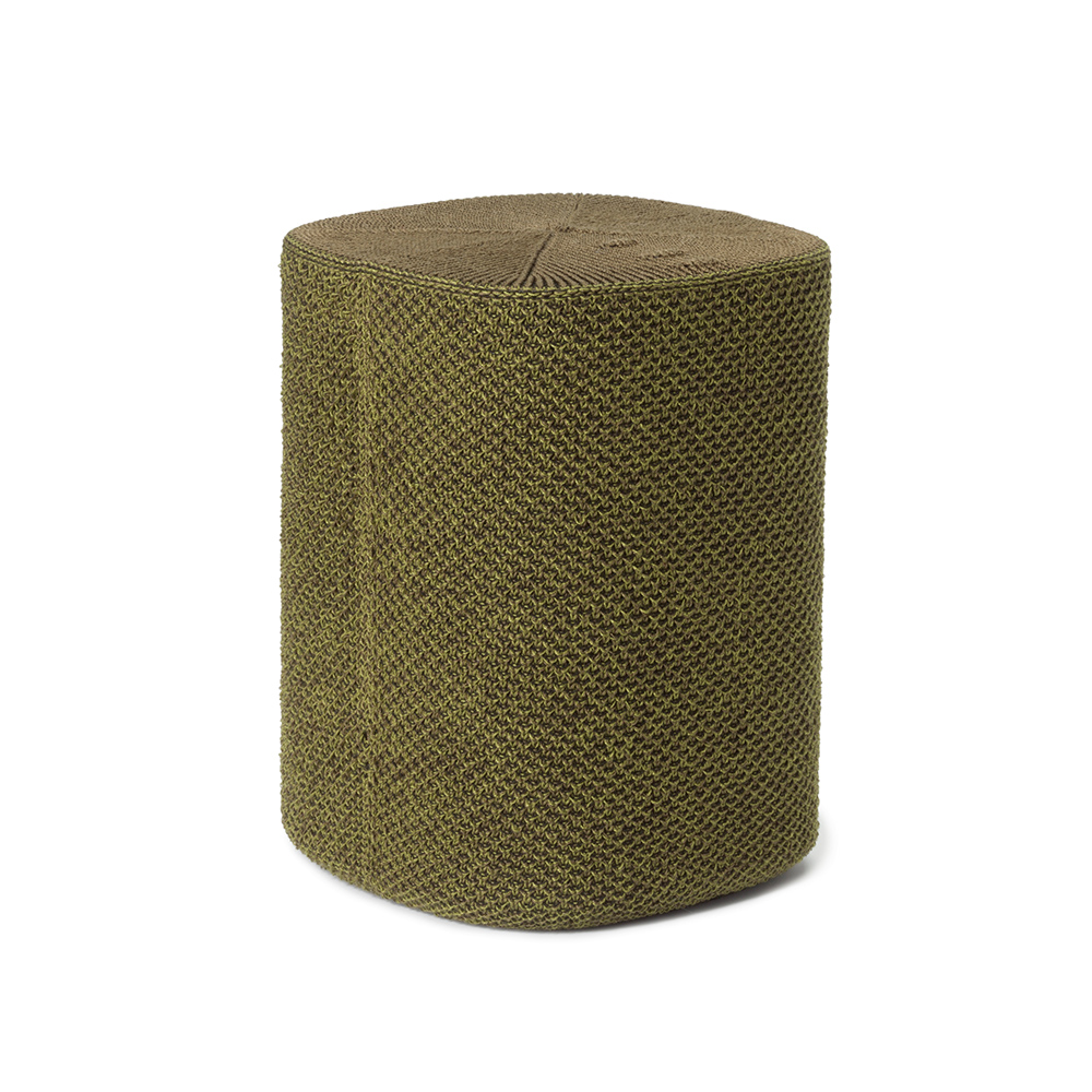 Un tabouret rond et vert tissé avec un dessus et un dessous marron. Il est sur un fond blanc.
