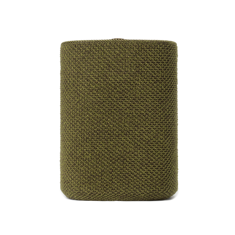 Objet cylindrique vert sur fond blanc. Il semble être fait d'un matériau texturé.
