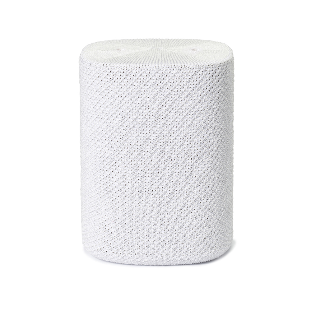 Tabouret de rangement blanc, cylindrique, tissé, isolé sur fond blanc.