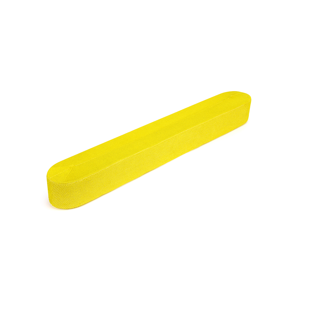 Rouleau en mousse jaune. Forme cylindrique, surface texturée, isolé sur fond blanc. Lumière d'en haut.
